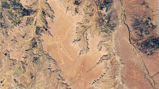 Hình ảnh vệ tinh mới từ NASA cho thấy Marree Man hiện lên rõ nét ở vùng hẻo lánh của Australia